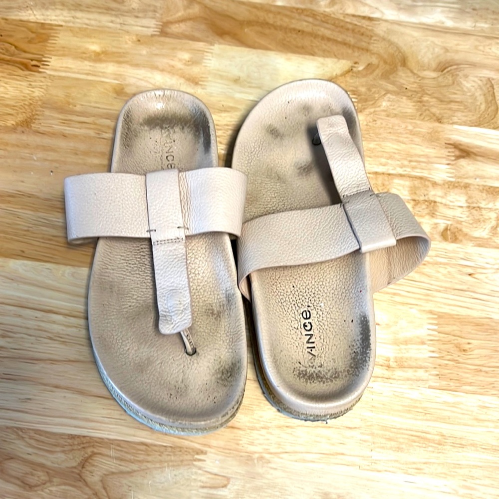 VINCE. NUDE SANDALS.